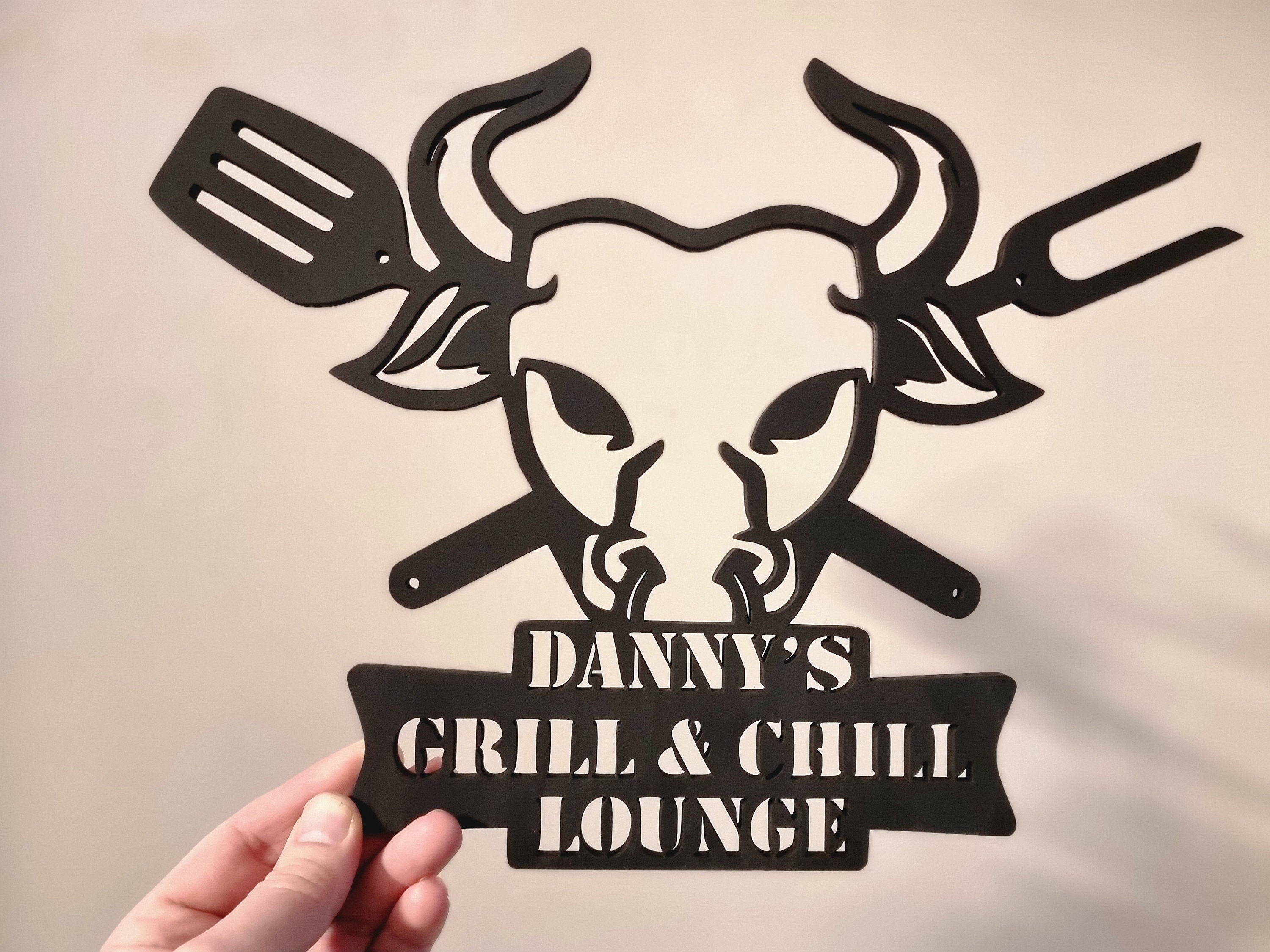 Personalisiertes Schild aus Holz "Grill and Chill Lounge" BBQ Zeichen, BBQ Wandschild