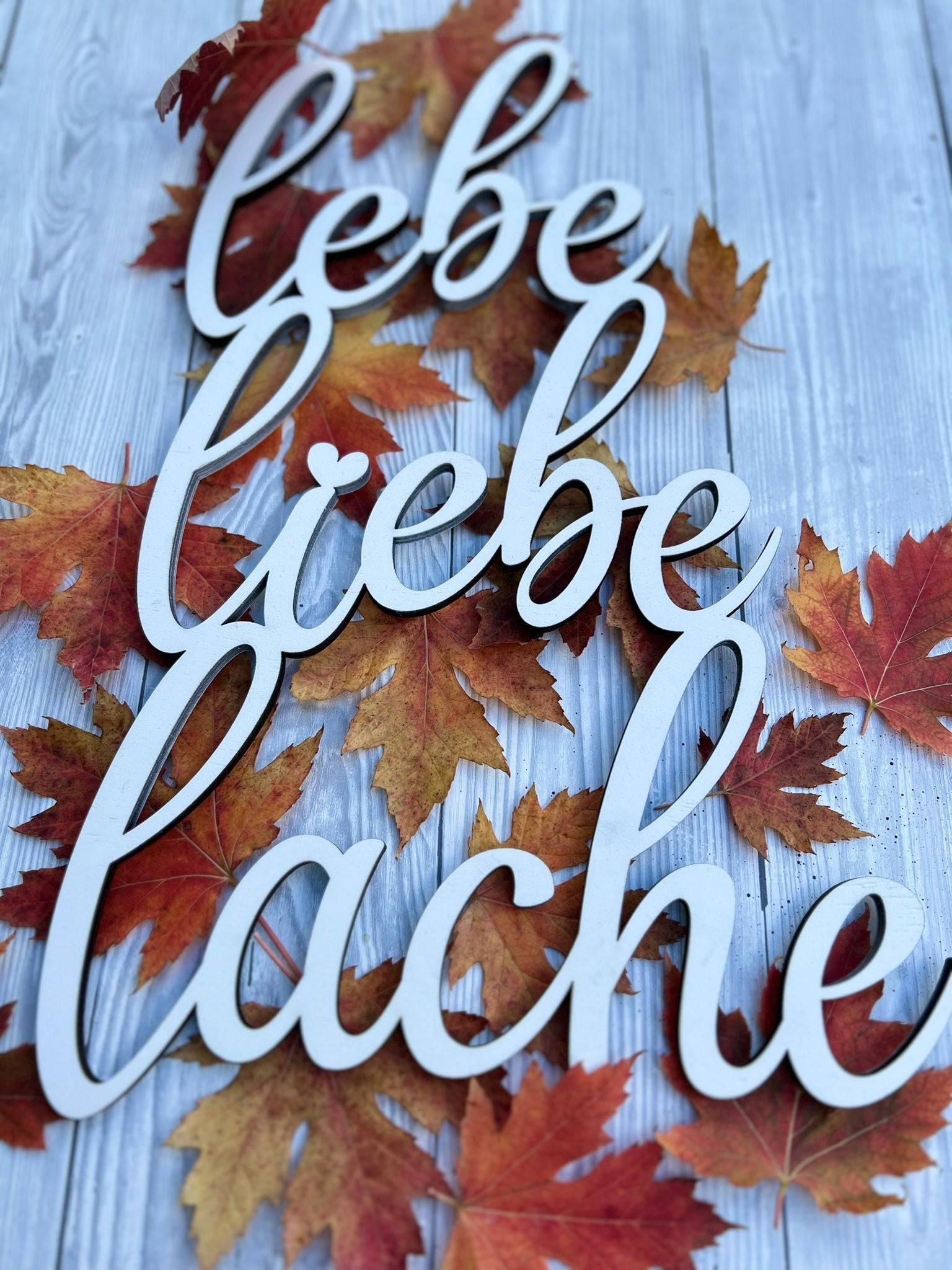 3D Schriftzug "Lebe Liebe Lache" aus Holz und Acrylglas, in verschiedenen Farben