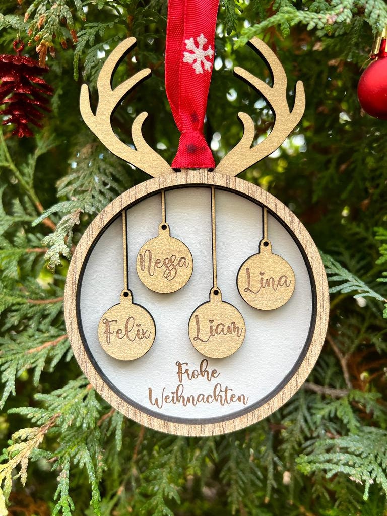 Personalisiertes rundes Familienornament / Weihnachtsschmuck in Form einer Hirschgeweihs