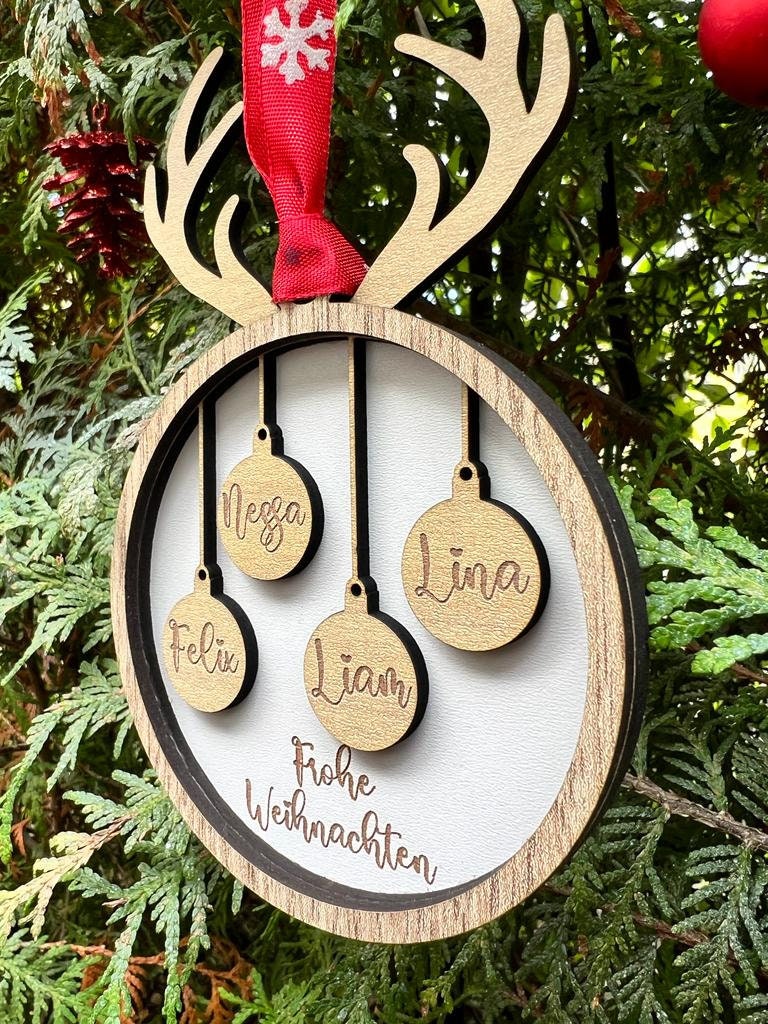 Personalisiertes rundes Familienornament / Weihnachtsschmuck in Form einer Hirschgeweihs