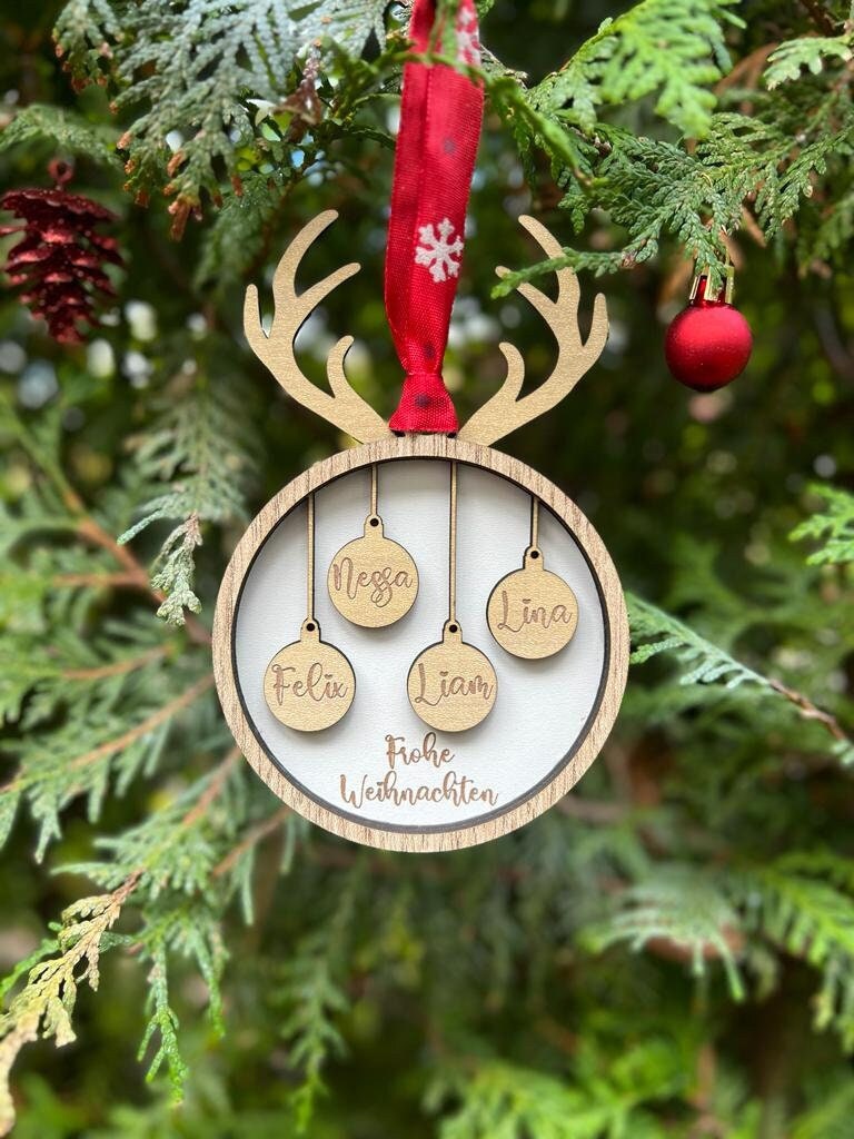 Personalisiertes rundes Familienornament / Weihnachtsschmuck in Form einer Hirschgeweihs