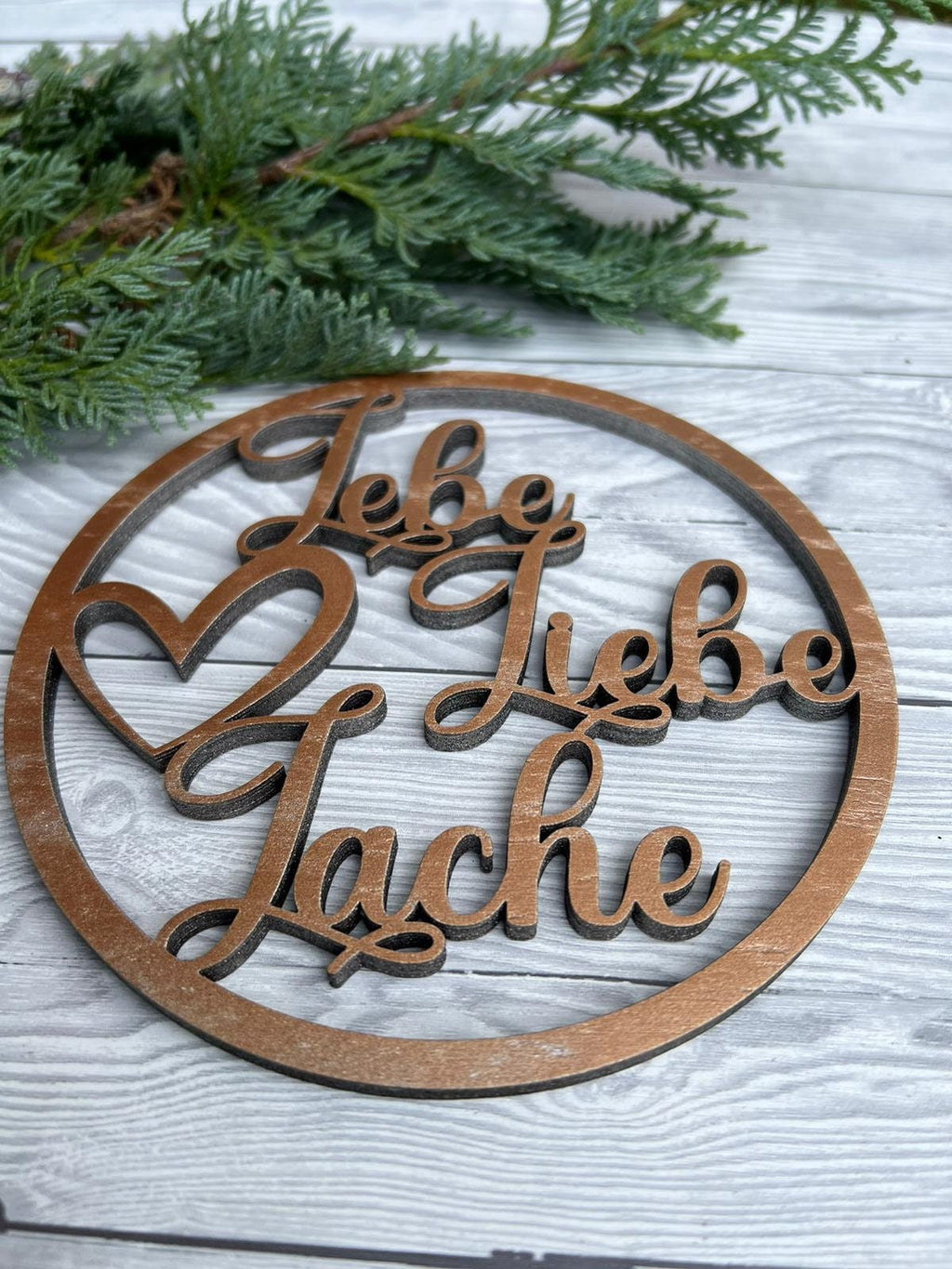 Schriftzug "Lebe Liebe Lache" aus Holz