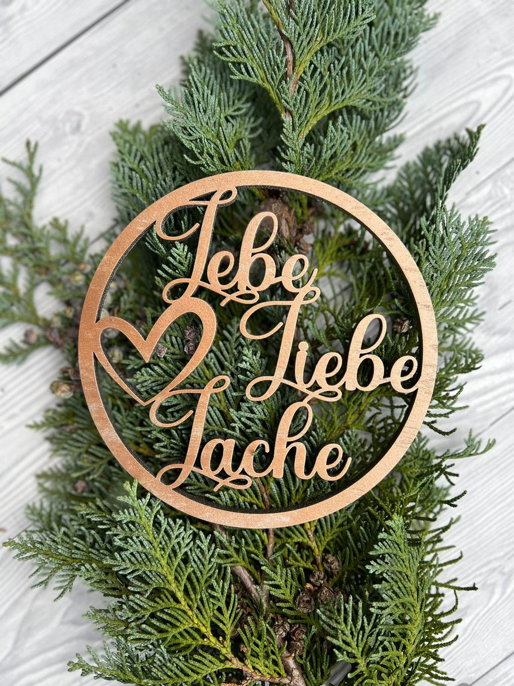 Schriftzug "Lebe Liebe Lache" aus Holz