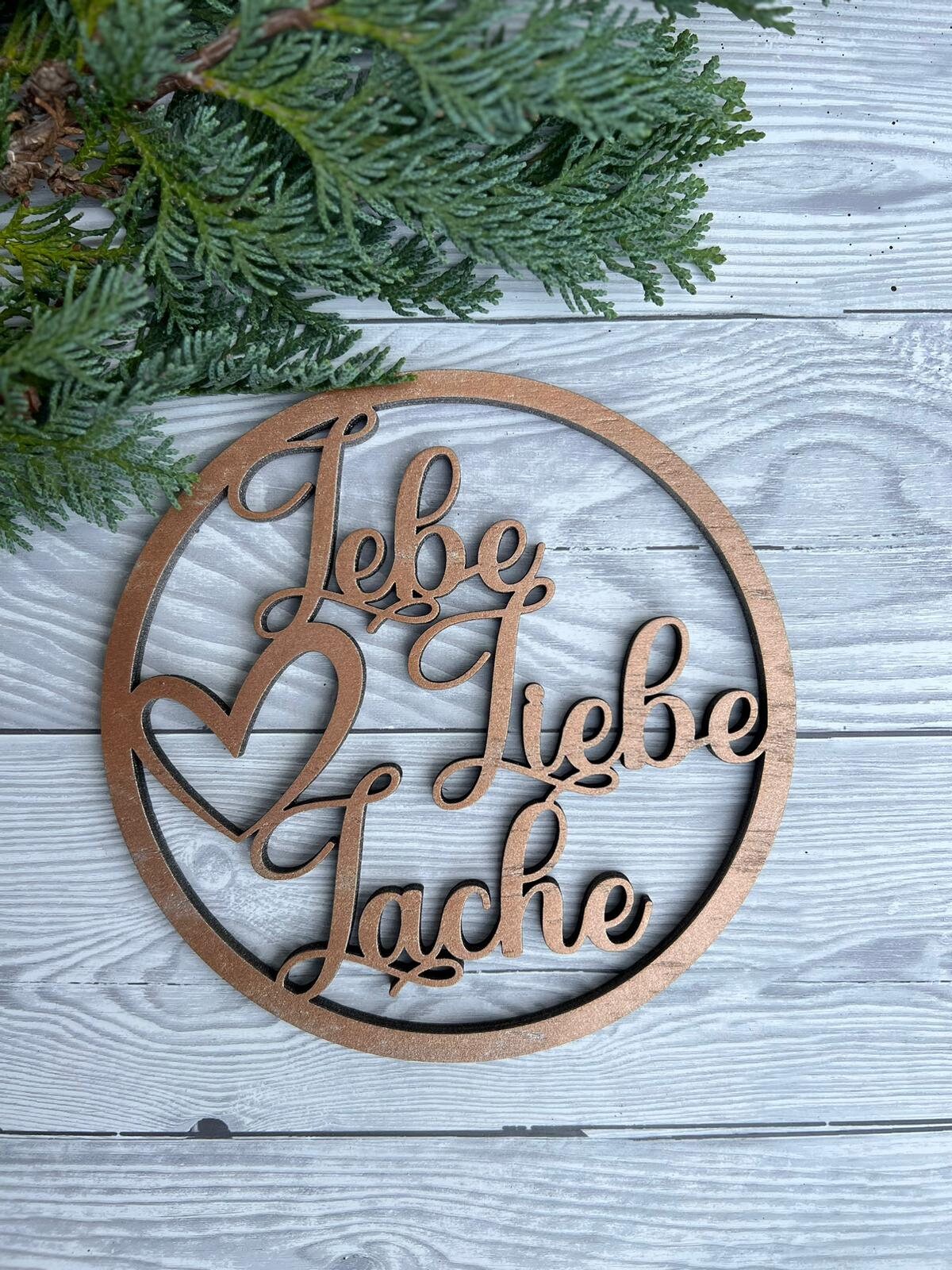 Schriftzug "Lebe Liebe Lache" aus Holz