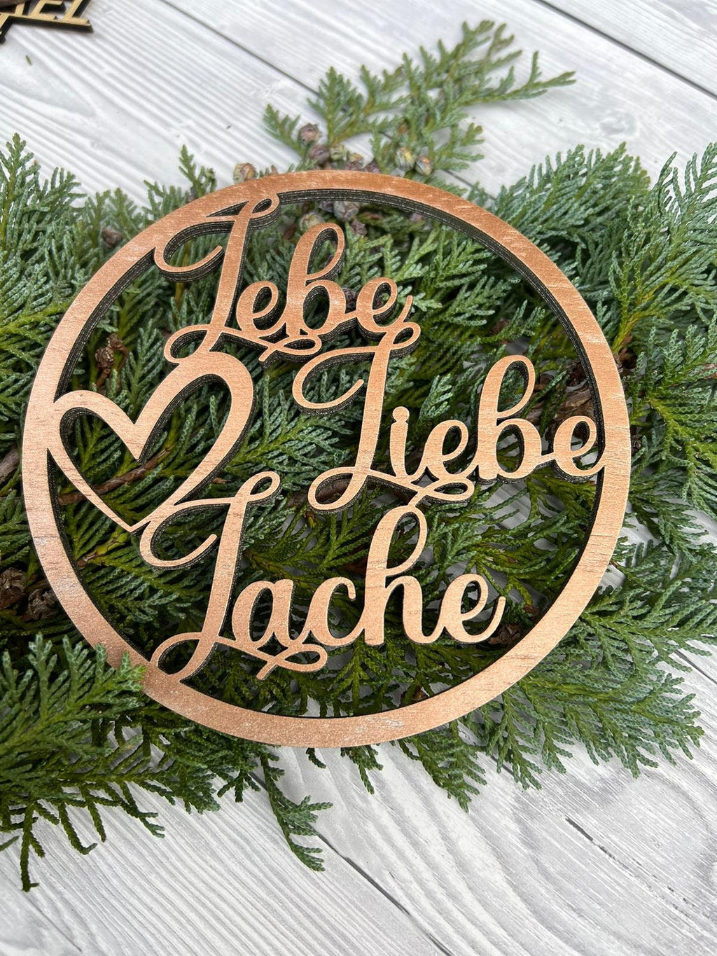 Schriftzug "Lebe Liebe Lache" aus Holz