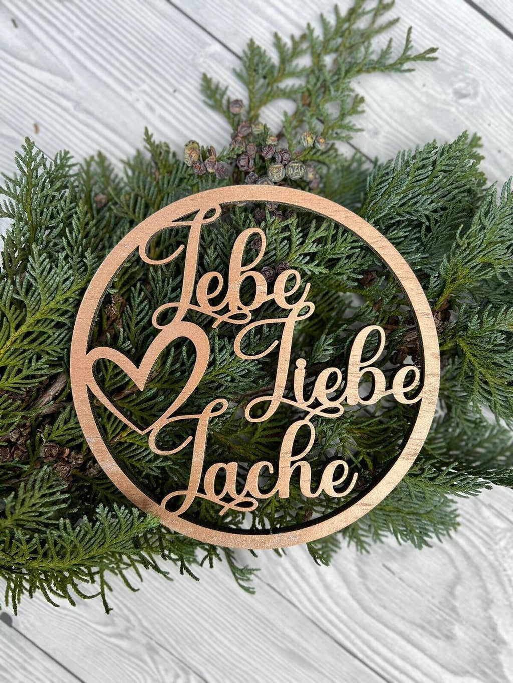 Schriftzug "Lebe Liebe Lache" aus Holz