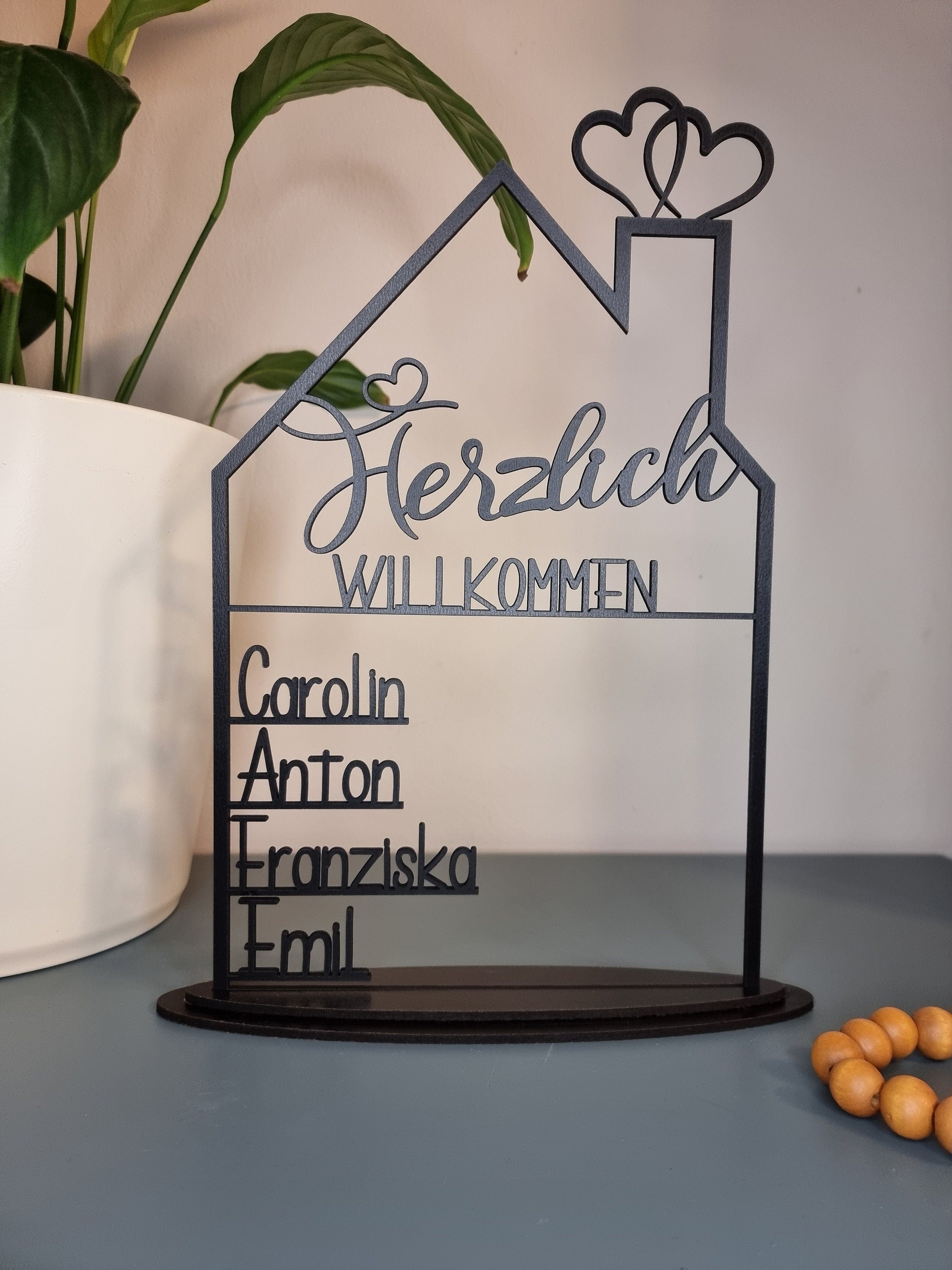 Individuelles Willkommensschild Hausform – Perfekte Deko mit Familiennamen aus Holz oder Acrylglas