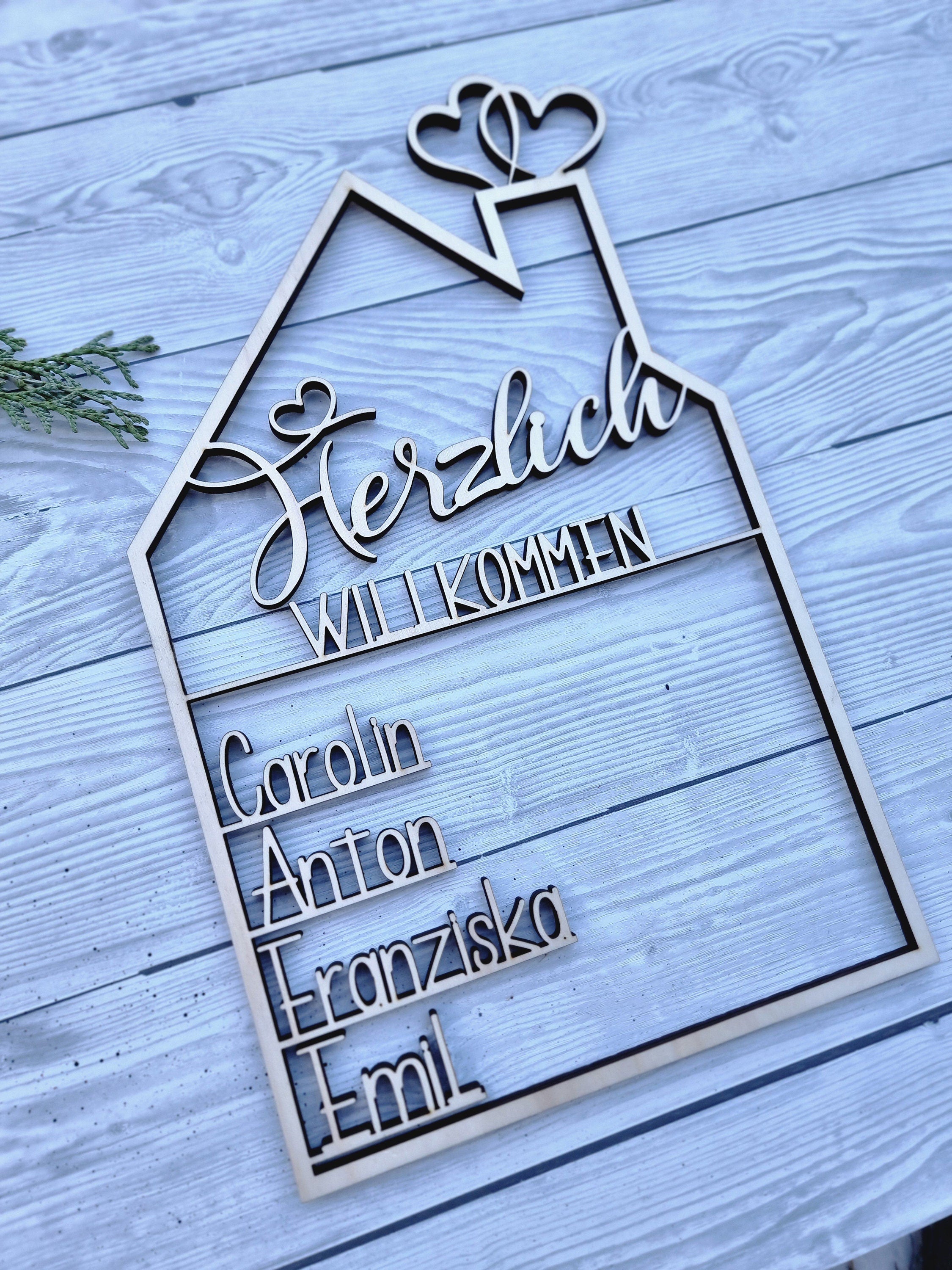 Individuelles Willkommensschild Hausform – Perfekte Deko mit Familiennamen aus Holz oder Acrylglas