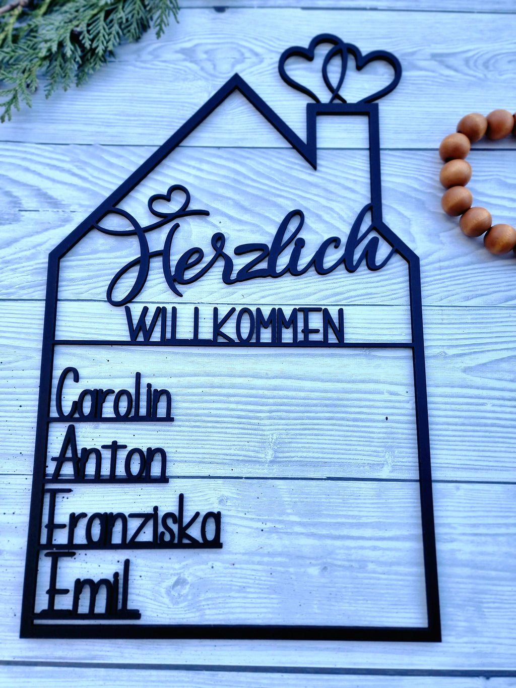 Individuelles Willkommensschild Hausform – Perfekte Deko mit Familiennamen aus Holz oder Acrylglas