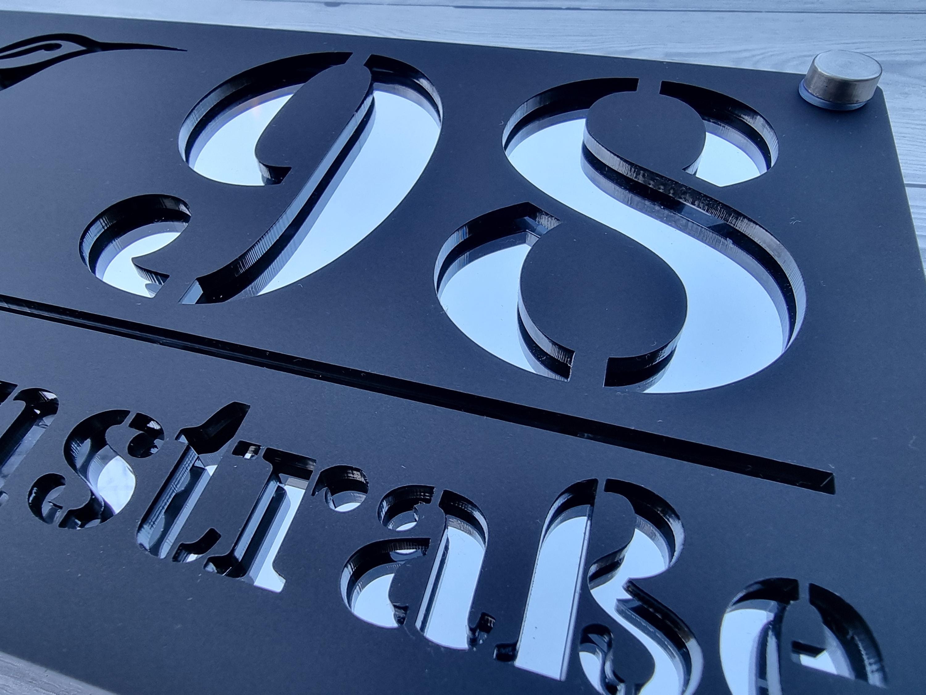 Hochwertige Acrylglas-Hausnummernschild mit edler Optik, Elegantes Matt Schwarz mit Spiegel-Silber, Modernes personalisiertes Hausnummer