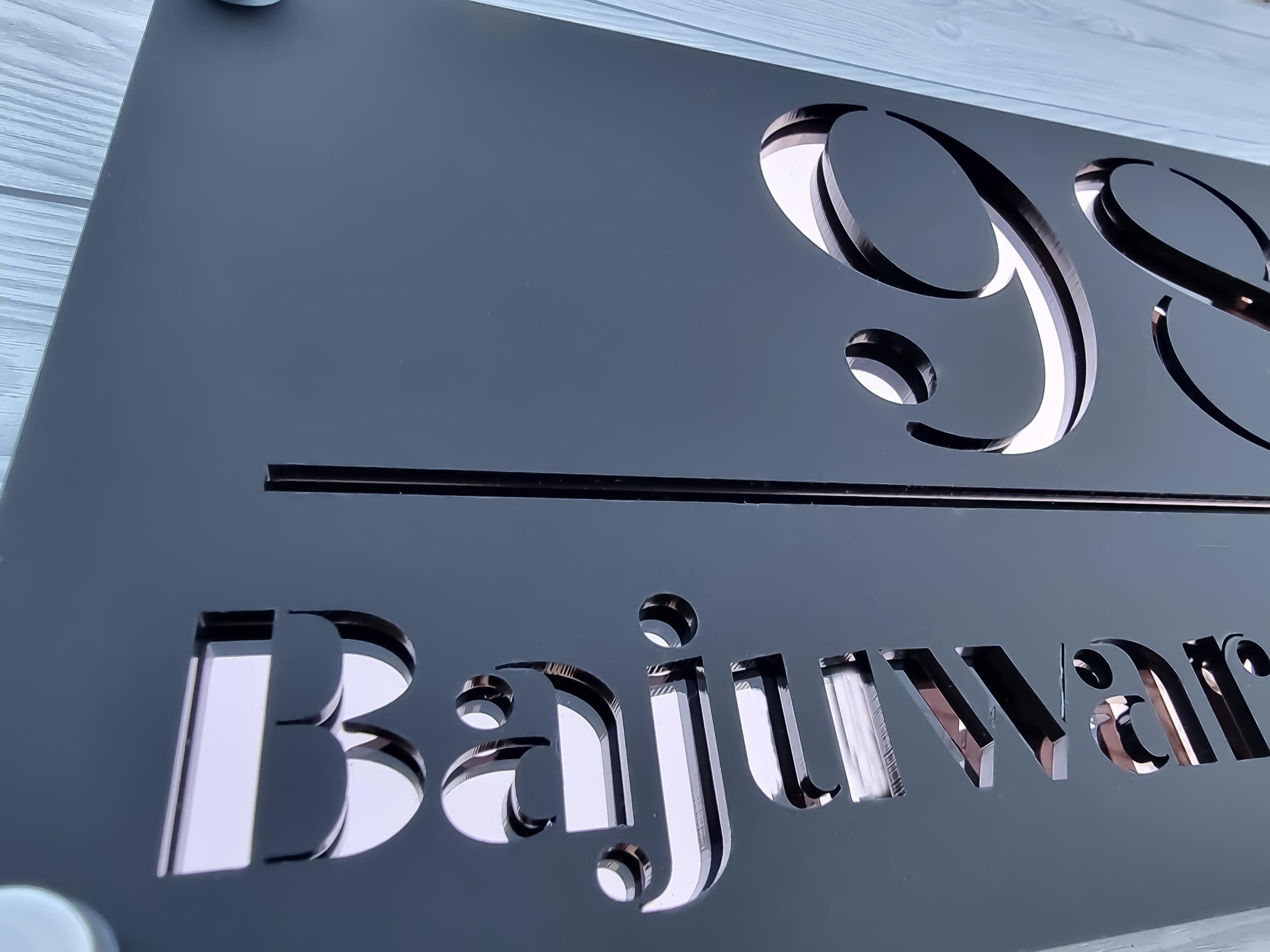 Hochwertige Acrylglas-Hausnummernschild mit edler Optik, Modernes personalisiertes Hausnummer