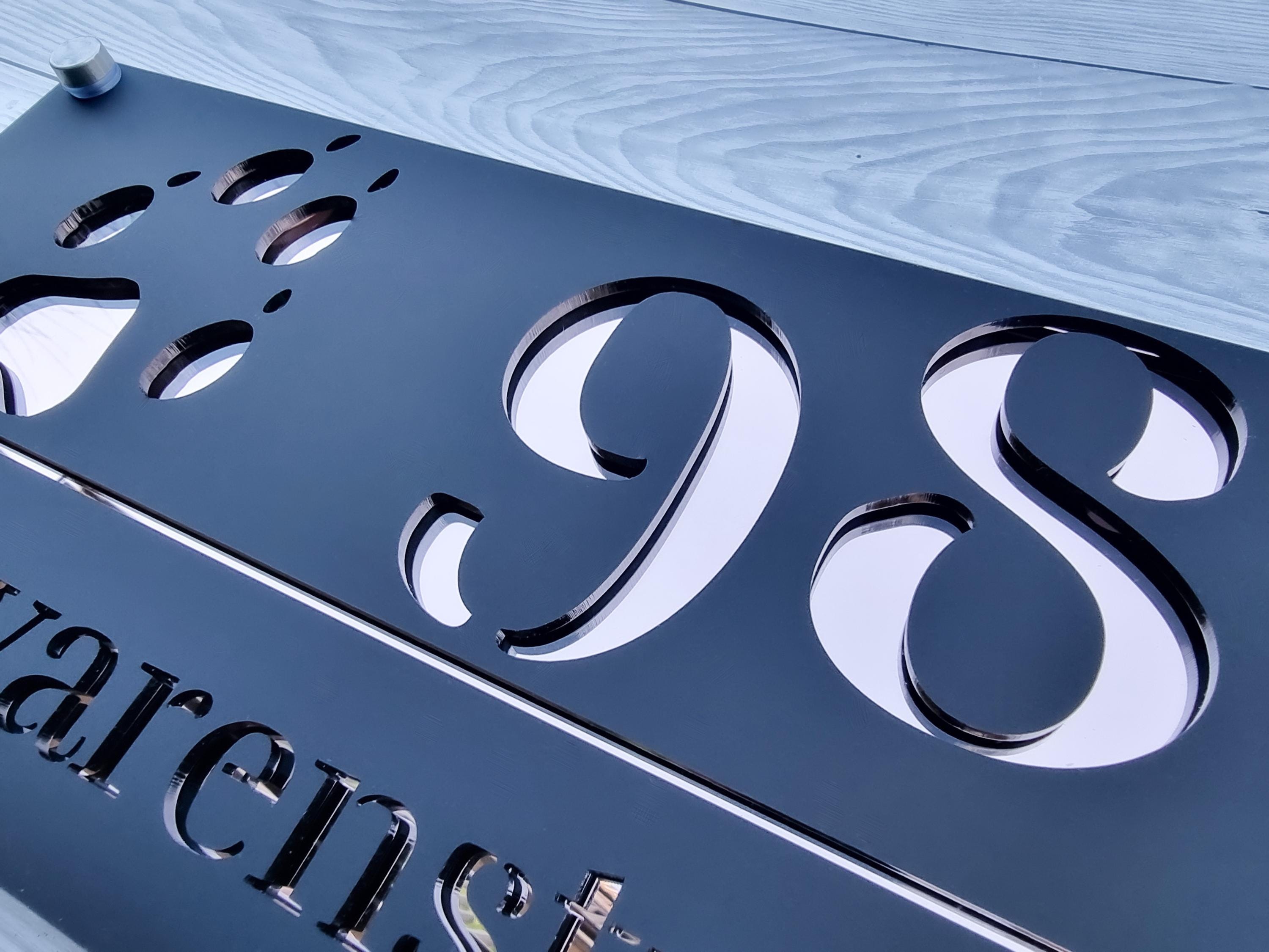 Hochwertige Acrylglas-Hausnummer mit Pfoten-Gravur – Stilvoll, Modern, Wetterfest