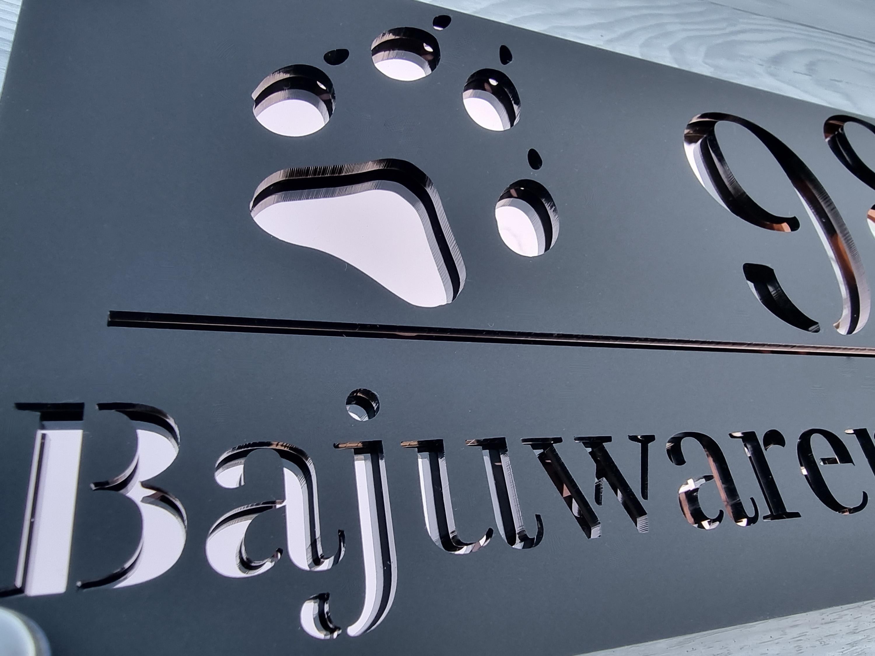 Hochwertige Acrylglas-Hausnummer mit Pfoten-Gravur – Stilvoll, Modern, Wetterfest